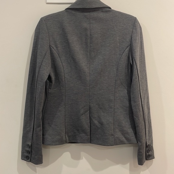 This blazer has shoulder pads. Split in the back, great condition - Picture 10 of 10